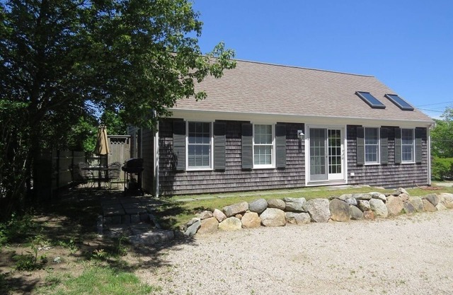 Wonderful cottage located in the heart of downtown Chatham.steps to everything.