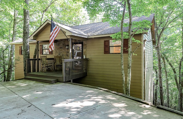 Wonderful Dog-Friendly Escape W/Two Decks, Private Hot Tub, Gas Grill & WiFi