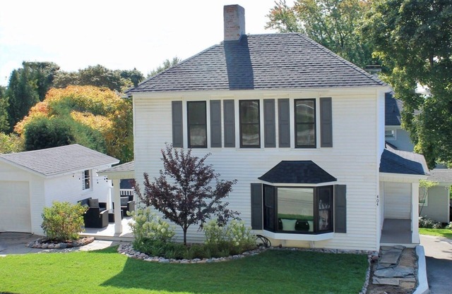 Wonderful Downtown Harbor Springs Cottage, quick walk to shops and restaurants!