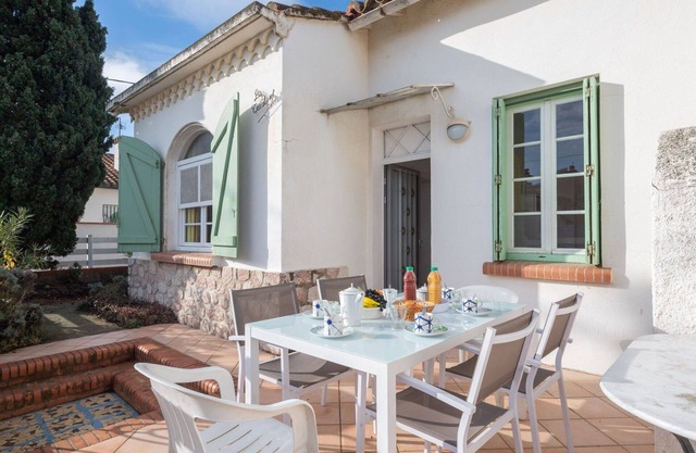 Wonderful private villa for 6 guests with A/C, WIFI, TV, pets allowed and parking