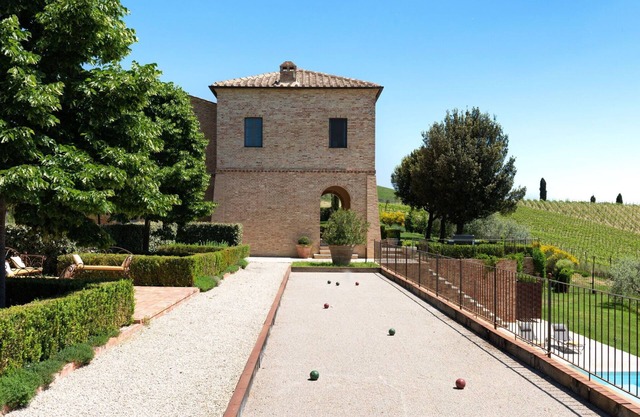 Wonderful private villa with WIFI, A/C, private pool, TV, patio, panoramic view, close to Montalcino