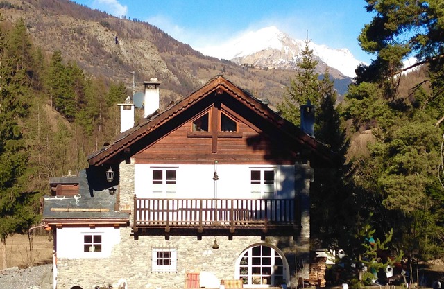 Wonderful large Chalet surrounded by greenery 10 min from the village. Wifi and comfort.