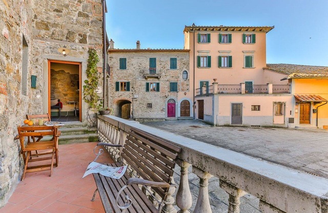 Wonderful private villa with A/C, WIFI, patio, pets allowed and parking, close to Arezzo