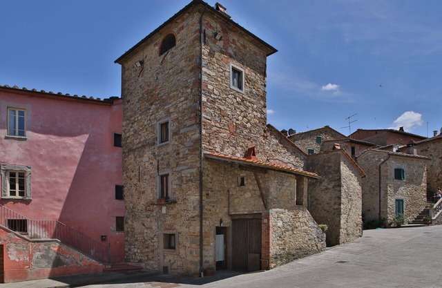 Wonderful private villa with A/C, hot tub, WIFI, TV, pets allowed and parking, close to Arezzo