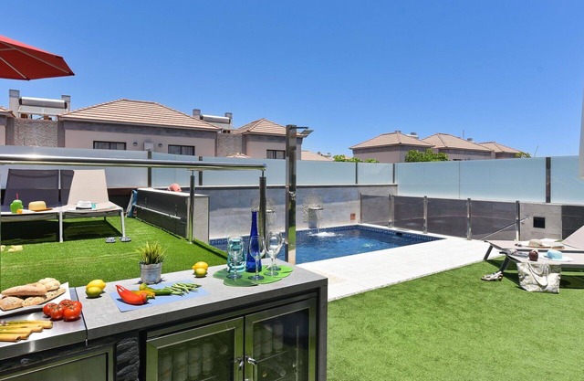 Wonderful private villa for 8 guests with private pool, WIFI, A/C, TV, pets allowed and parking