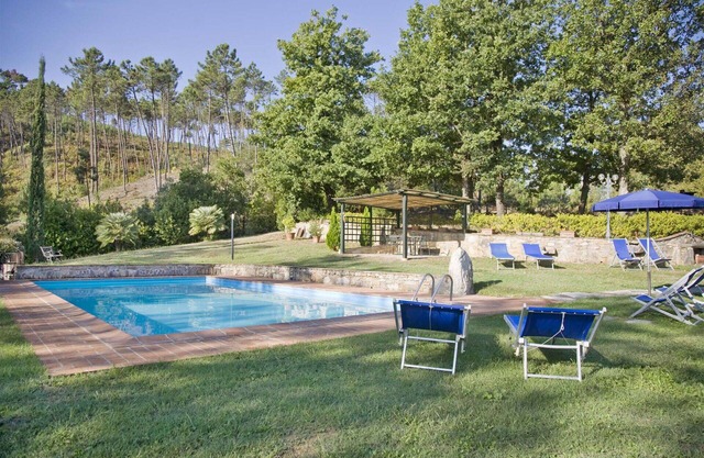 Wonderful private villa with A/C, private pool, WIFI, TV, patio and parking, close to Lucca