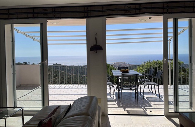 Wonderful private villa for 10 guests with WIFI, private pool, hot tub, TV, terrace and parking