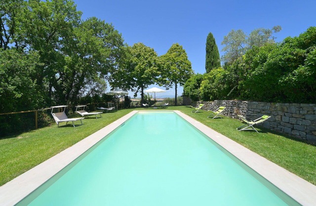 Wonderful private villa with hot tub, WIFI, private pool, TV, balcony, pets allowed and parking