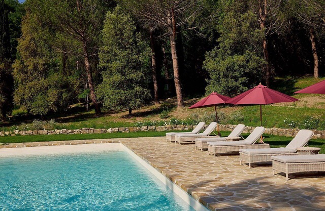 Wonderful private villa for 14 guests with A/C, WIFI, private pool and TV, close to Greve In Chi.
