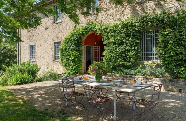 Wonderful private villa for 10 guests with TV and pets allowed