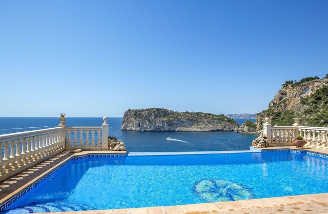 Wonderful private villa for 12 guests with WIFI, A/C, private pool, TV and patio