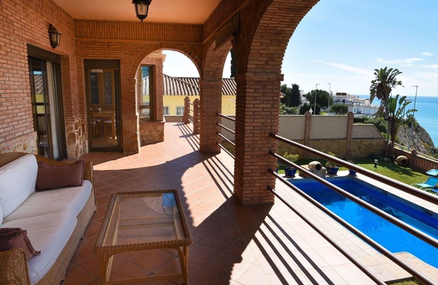 Wonderful private villa for 9 people with A/C, private pool, WIFI, TV, patio and parking