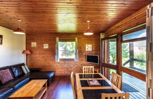 Wonderful private villa for 4 guests with hot tub, WIFI, TV, patio, pets allowed and panoramic v.