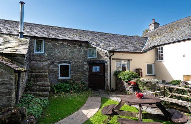 Wonderful private villa for 7 people with hot tub, WIFI, TV, patio and pets allowed