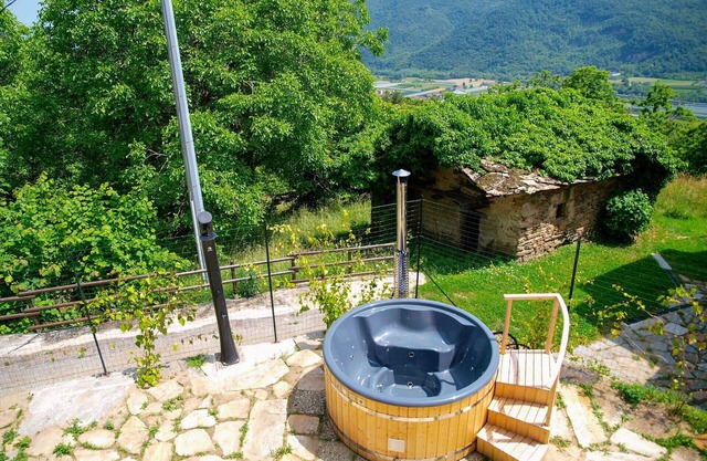 Wonderful private villa for 5 people with WIFI, hot tub, TV, patio, pets allowed and panoramic v.