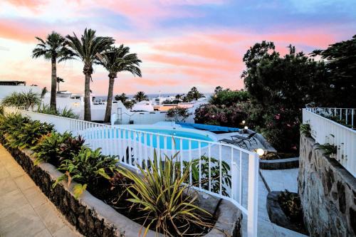 Wonderful Puerto Del Carmen Villa Central Location Villa Cilla Sea Views Large Pool Area Lanzarote