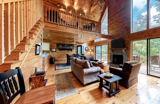 Wonderful Riverside Home w/Free WiFi, Firepit, AC, Deck - Dogs + Snowbirds OK