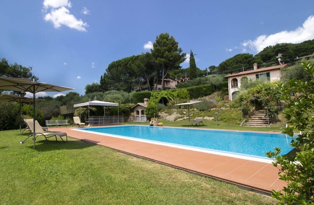 Wonderful villa for 4 people with hot tub, private pool, A/C, WIFI, TV and patio