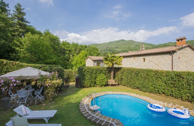 Wonderful villa for 8 people with WIFI, private pool, TV, balcony, pets allowed and panoramic v.