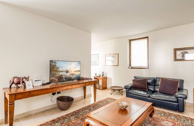Wonderful villa of 350sqm of space positioned on two levels with 500mt of SHARED garden.It accommodates 6 people, with three bedrooms (each with a private en suite bathroom) and a single armchair in the living roomTwo ASSIGNED parking spaces, present ins