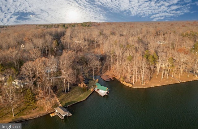 Wonderful waterfront getaway on Lake Anna's public side!