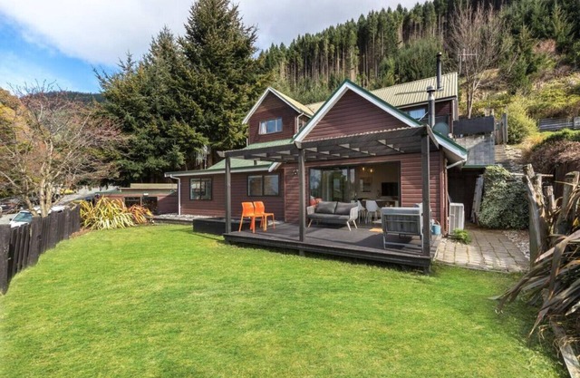 Wood fire inside, bath and views of the Remarkable mountains