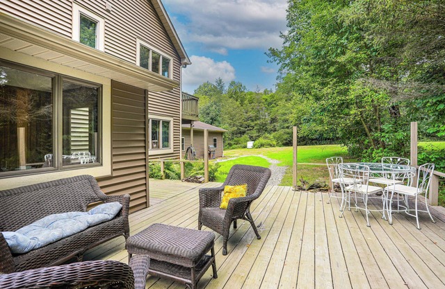 Wooded Retreat on 5 Acres: 6 Mi to Edinboro Lake!