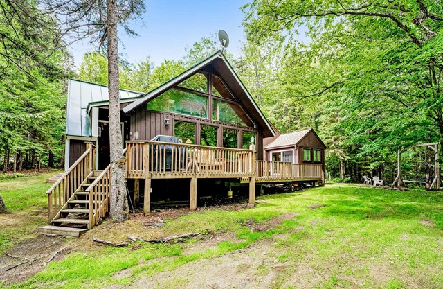 Wooded retreat with private hot tub, firepit & game room with pool table