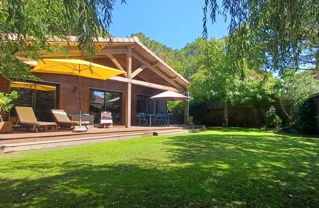 Wooden house with charm and comfort close to Lac de Lacanau. Ideal for 2 couples!