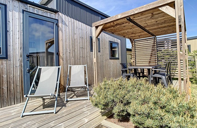 Wooden Tiny House with terrace, pool, wifi, pets, parking - 200m from the beach
