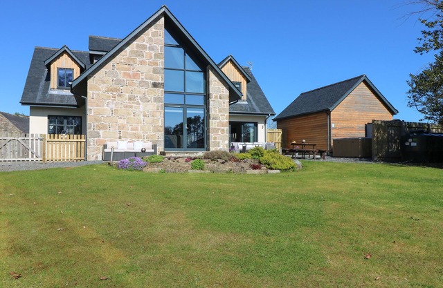 WOODEND CROFT, pet friendly, luxury holiday cottage in Pitmedden