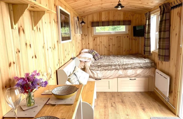 Woodhead Shepherds Hut - Sleeps 2 - Mailer Farm