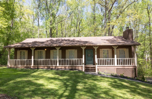 Woodland cottage near LakePoint Sports Complex & Butterfly Pavilion