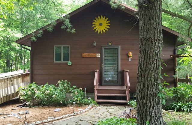 Woodland Hideaway a Peaceful Finger Lakes 2 bedroom 1.5 bath home in Naples NY