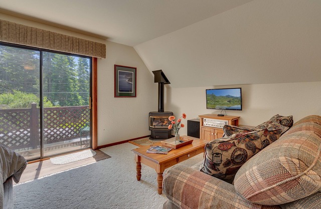 Woodland Hideaway: Studio, 1 BA in Tahoe City, Sleeps 4