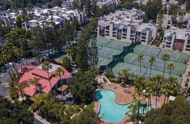Woodland Hill Condo with Pool, Gym, Free Parking