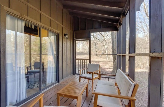 Woodland Retreat! Less than 10 minutes from Downtown Siloam Springs