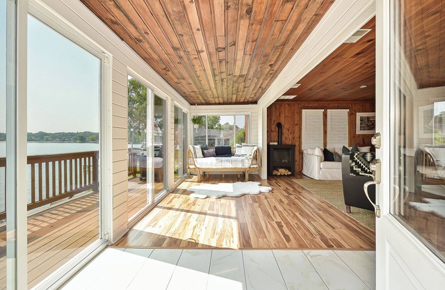 Woodland Shores: A Holiday A Getaway Like No Other! Vacation Awaits with Hot Tub on Woodland Lake!
