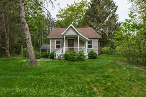Woodlands - Beautiful Outdoor Living Space, nestled into the woods - Great getaway!