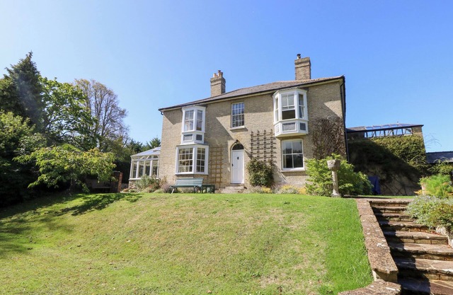 WOODLANDS, pet friendly, character holiday cottage in Freshwater