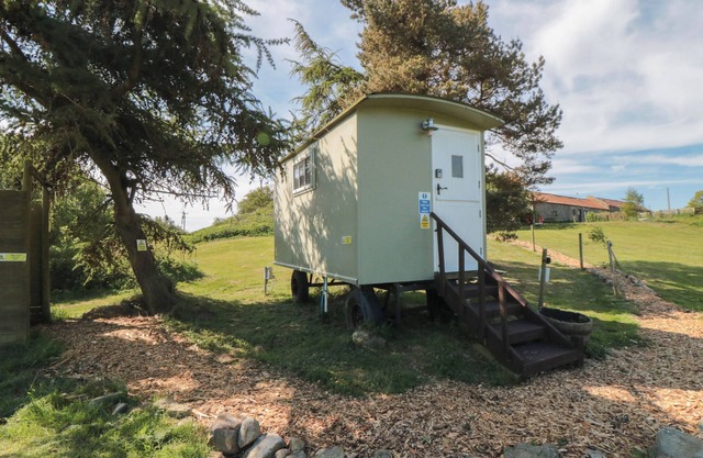 WOODPECKERS SHEPHERDS HUT, pet friendly, with a garden in Burniston