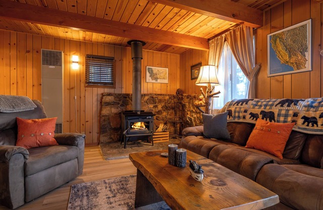 Woodsy cabin with WiFi , pets ok ,fence yard. Close to all things in Big Bear