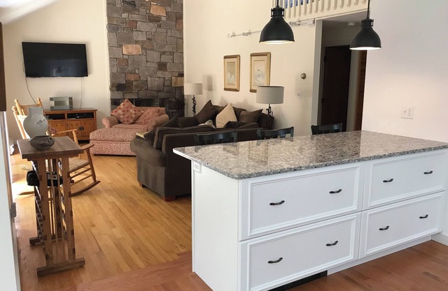 Woodsy Home w/Outdoor Living: Deck/Balcony/Patio. Close to Long Pt. & Lambert Cv