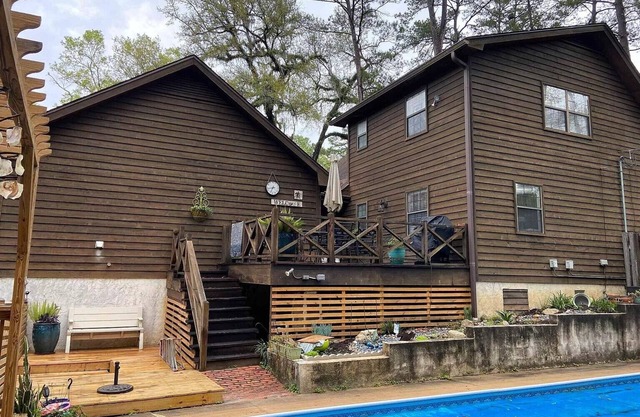 Woodsy Loft near I-10