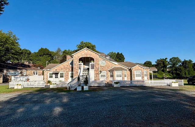 Woodward Villa D - Steps to Downtown Dahlonega