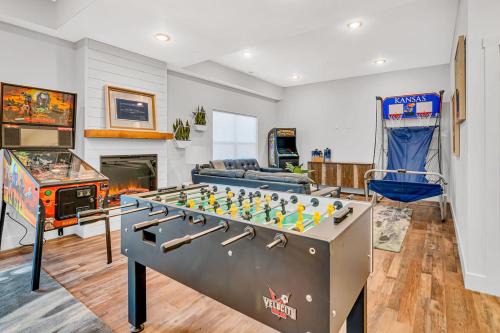 Wow-High End Decor-Golf Cart-Games-Free Attraction Tickets-Upgraded Amenities-Hot Tub