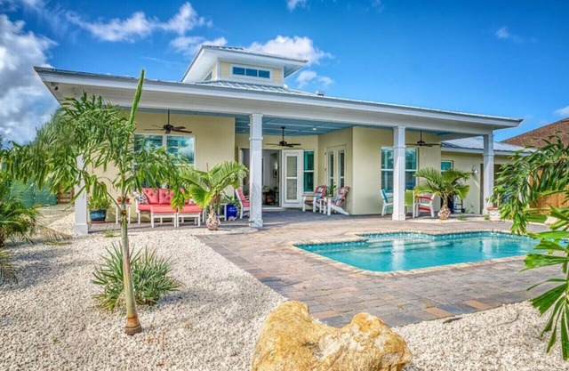WOW-King Bed w/86° Pool, Turf Golf green, Beaches