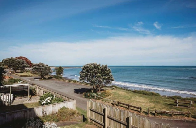 Wow On Wanaka Bay - beachfront living at its best