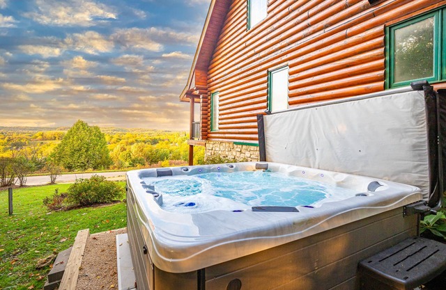 WOW! Unique Galena Dream Cabin. Hot Tub, Games, Fire Pit, Fully Stocked.