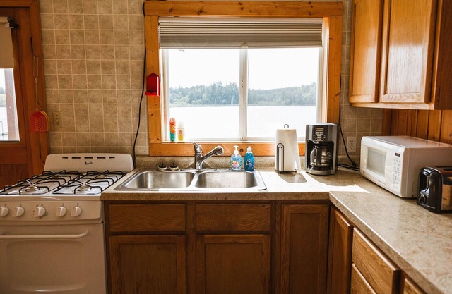 WRC 4 2BR, recently remodeled, close to lake. A lakefront getawaway!